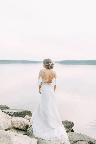 Bruidsjurk Europese Stijl Gelukkige Bruid Bij Zonsondergang Het Meer — Stockfoto