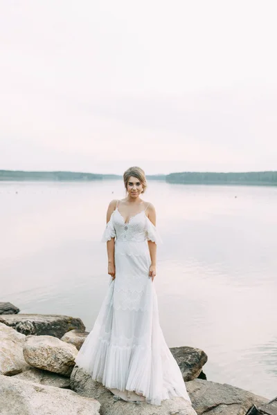 Hochzeitskleid Europäischen Stil Glückliche Braut Bei Sonnenuntergang See — Stockfoto