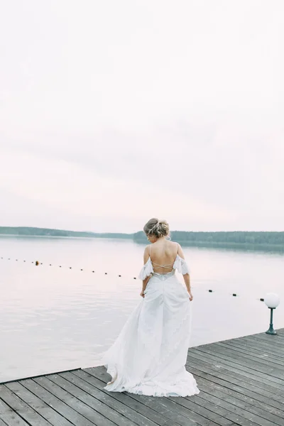 Abito Sposa Stile Europeo Sposa Felice Tramonto Sul Lago — Foto Stock