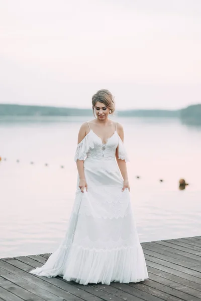 Vestido Novia Estilo Europeo Novia Feliz Atardecer Lago —  Fotos de Stock