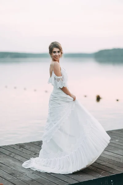 Hochzeitskleid Europäischen Stil Glückliche Braut Bei Sonnenuntergang See — Stockfoto