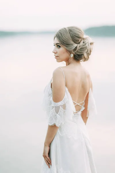 Hochzeitskleid Europäischen Stil Glückliche Braut Bei Sonnenuntergang See — Stockfoto