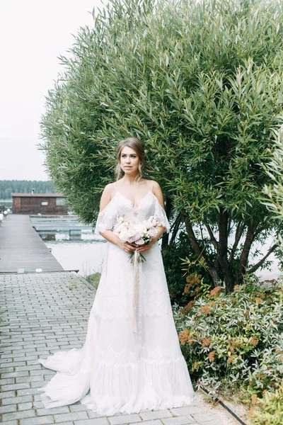 Casamento Estilo Europeu Elegante Natureza Noiva Feliz Cais Lago — Fotografia de Stock