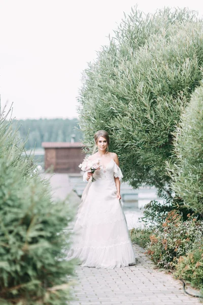 自然の中でスタイリッシュなヨーロッパスタイルの結婚式 湖の桟橋で幸せな花嫁 — ストック写真