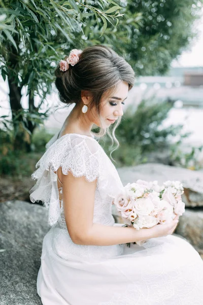 Casamento Estilo Europeu Elegante Natureza Noiva Feliz Cais Lago — Fotografia de Stock