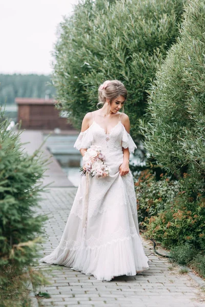 Casamento Estilo Europeu Elegante Natureza Noiva Feliz Cais Lago — Fotografia de Stock