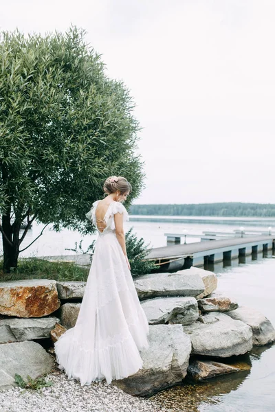 Elegante Boda Estilo Europeo Naturaleza Feliz Novia Muelle Lago —  Fotos de Stock