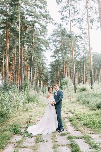 Ceremonia Moderna Estilo Europeo Hermosa Pareja Boda Bosque Atmosférico Con —  Fotos de Stock