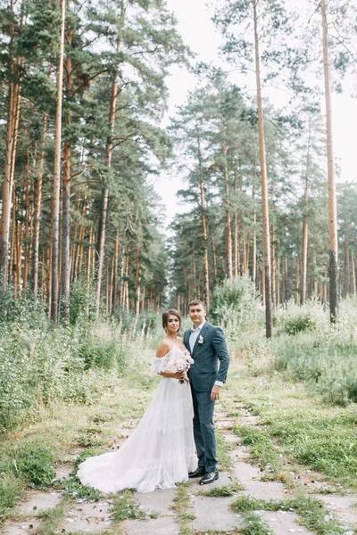 Modern Ceremoni Europeisk Stil Vackra Bröllop Par Atmosfärisk Skog Med — Stockfoto