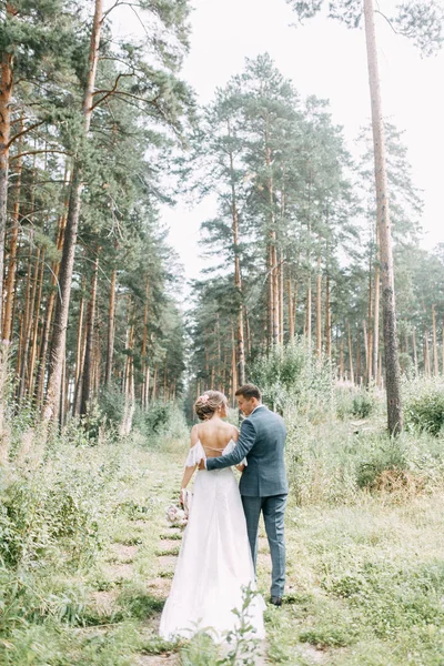 Modern Ceremony European Style Beautiful Wedding Couple Atmospheric Forest Rocks — ストック写真