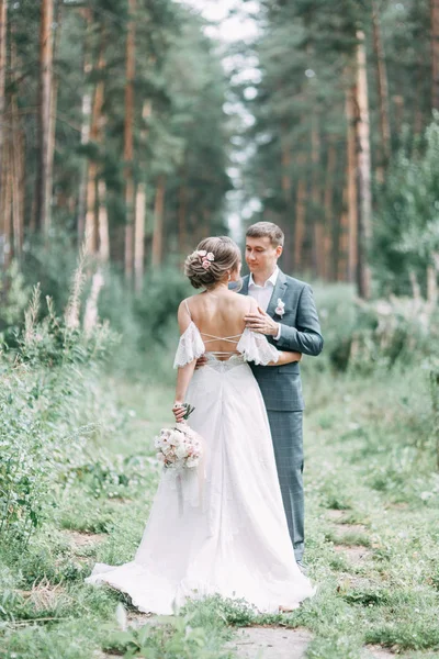 Cerimônia Moderna Estilo Europeu Casal Bonito Floresta Atmosférica Com Pedras — Fotografia de Stock