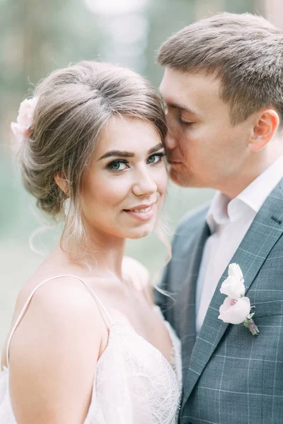 Cérémonie Moderne Dans Style Européen Beau Couple Mariage Dans Forêt — Photo