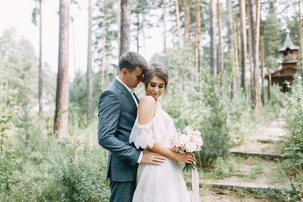 Cerimônia Moderna Estilo Europeu Casal Bonito Floresta Atmosférica Com Pedras — Fotografia de Stock