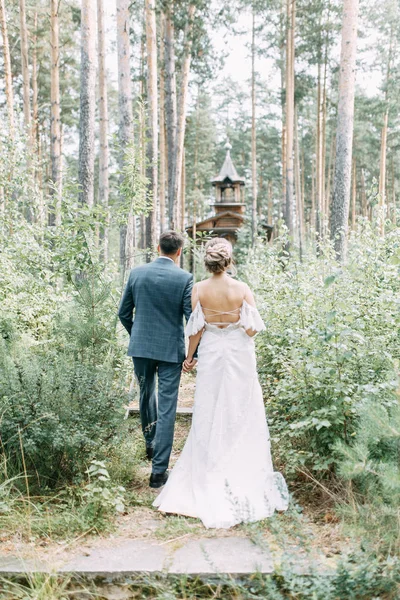 木造の寺院を背景にしたスタイリッシュなカップル 森の中の自然の中で結婚式 — ストック写真