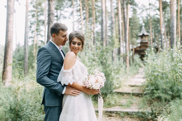Σύγχρονη Τελετή Ευρωπαϊκό Στυλ Όμορφο Γαμήλιο Ζευγάρι Ατμοσφαιρικό Δάσος Πέτρες — Φωτογραφία Αρχείου