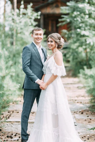 Casal Elegante Fundo Templo Madeira Casamento Natureza Floresta — Fotografia de Stock