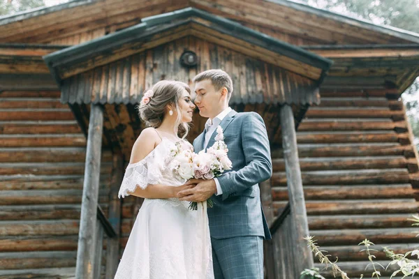 木造の寺院を背景にしたスタイリッシュなカップル 森の中の自然の中で結婚式 — ストック写真