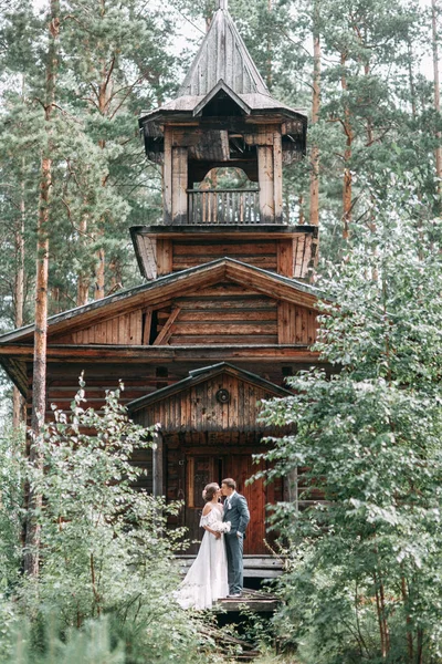 木造の寺院を背景にしたスタイリッシュなカップル 森の中の自然の中で結婚式 — ストック写真