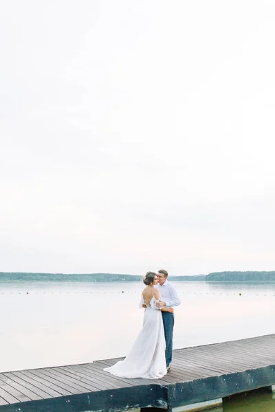Casamento Europeu Elegante Pôr Sol Casal Feliz Cais Lago — Fotografia de Stock
