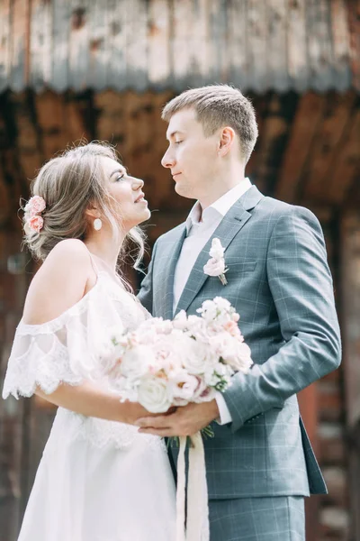 Stylish Couple Background Wooden Temple Wedding Nature Woods — Stock Photo, Image