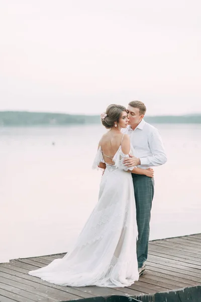 Snyggt Europeiskt Bröllop Vid Solnedgången Glada Par Piren Sjön — Stockfoto