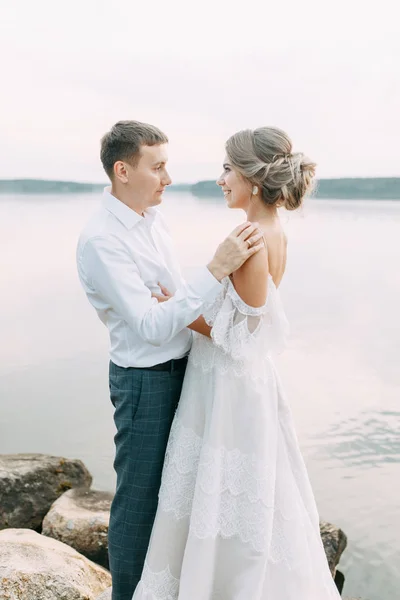 Elegante Matrimonio Europeo Tramonto Coppia Felice Sul Molo Sul Lago — Foto Stock