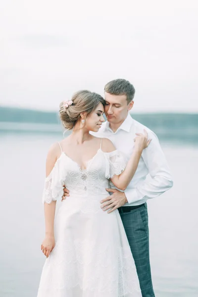 Stijlvolle Europese Bruiloft Bij Zonsondergang Gelukkig Koppel Pier Het Meer — Stockfoto