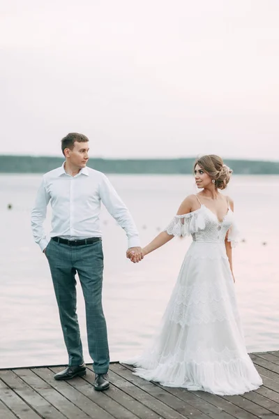 Elegante Matrimonio Europeo Tramonto Coppia Felice Sul Molo Sul Lago — Foto Stock