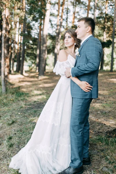 Casamento Europeu Elegante Pôr Sol Casal Feliz Floresta Natureza — Fotografia de Stock