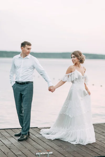 Elegante Boda Europea Atardecer Pareja Feliz Muelle Lago —  Fotos de Stock