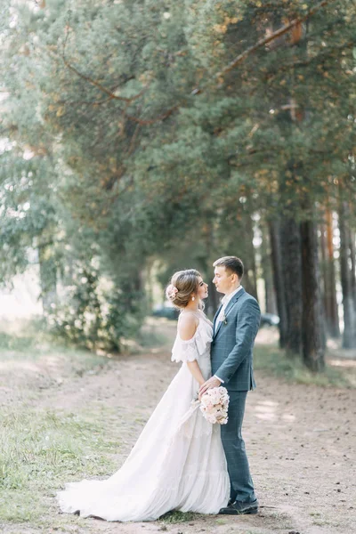 Casamento Europeu Elegante Pôr Sol Casal Feliz Floresta Natureza — Fotografia de Stock