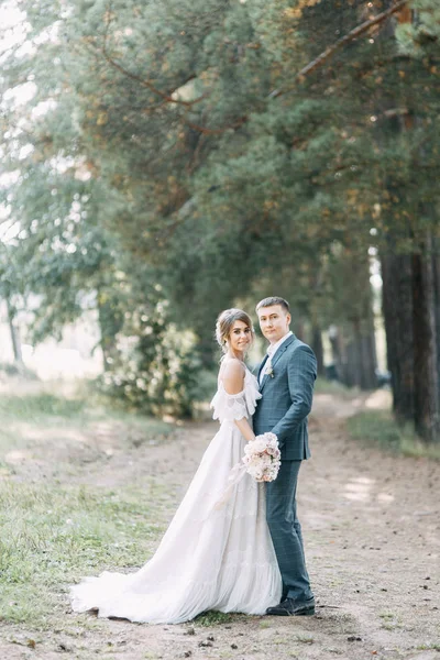 日没時にスタイリッシュなヨーロッパの結婚式 自然の中で森の中で幸せなカップル — ストック写真