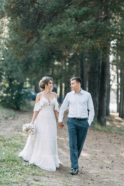 Casamento Europeu Elegante Pôr Sol Casal Feliz Floresta Natureza — Fotografia de Stock