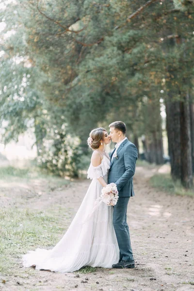 Elegante Boda Europea Atardecer Pareja Feliz Bosque Naturaleza —  Fotos de Stock