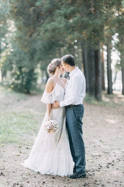 Casamento Europeu Elegante Pôr Sol Casal Feliz Floresta Natureza — Fotografia de Stock