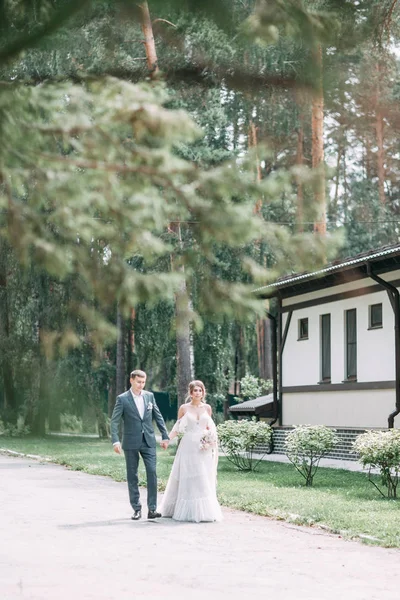 Stílusos Európai Esküvő Naplementekor Boldog Pár Erdőben Természetben — Stock Fotó