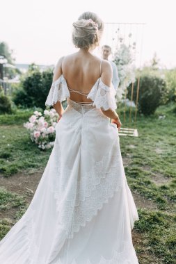  Gün batımında Avrupa düğünü. Kemerdeki törende çiçeklerle şık bir gelin..