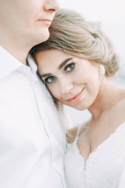  Gün batımında Avrupa düğünü. Kemerdeki törende çiçeklerle şık bir gelin..