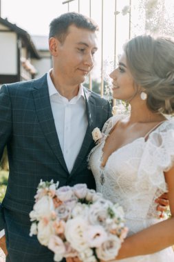  Parkta gün batımında güzel bir çift. Ormanda kemerli düğün töreni..