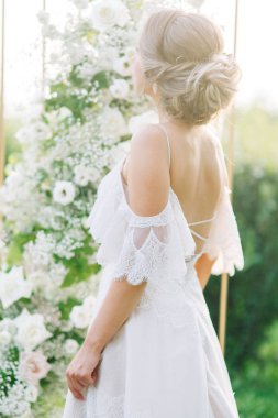  Gün batımında Avrupa düğünü. Kemerdeki törende çiçeklerle şık bir gelin..