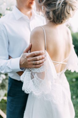  Parkta gün batımında güzel bir çift. Ormanda kemerli düğün töreni..