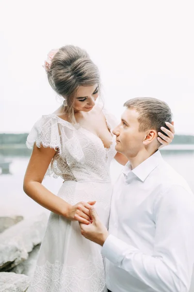 Elegante Matrimonio Europeo Tramonto Coppia Felice Nella Foresta Sul Lago — Foto Stock