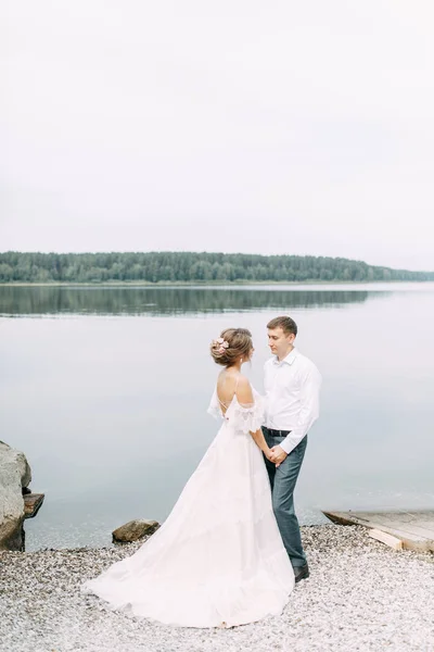 Elegante Matrimonio Europeo Tramonto Coppia Felice Nella Foresta Sul Lago — Foto Stock