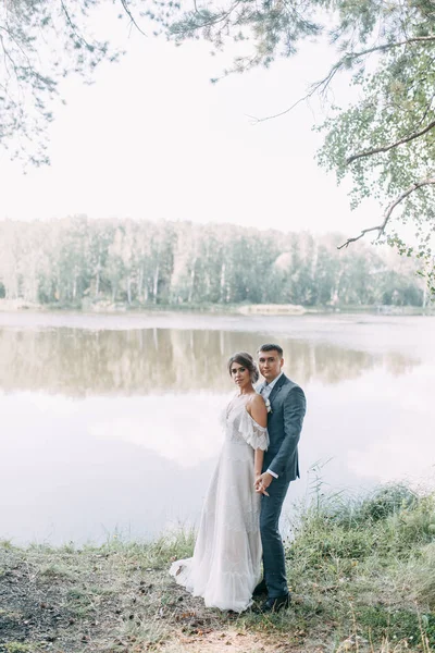 Elegante Matrimonio Europeo Tramonto Coppia Felice Nella Foresta Sul Lago — Foto Stock