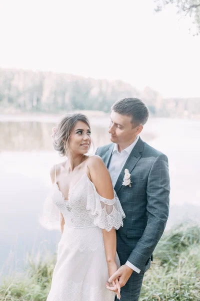 Elegante Matrimonio Europeo Tramonto Coppia Felice Nella Foresta Sul Lago — Foto Stock