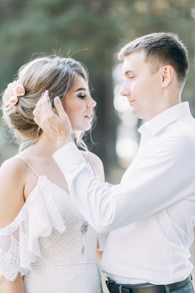 Stijlvolle Europese Bruiloft Bij Zonsondergang Gelukkig Stel Het Bos Het — Stockfoto