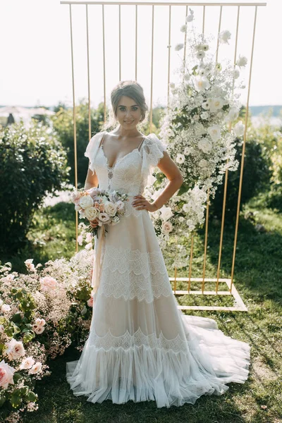 Casamento Europeu Pôr Sol Noiva Elegante Cerimônia Arco Com Flores — Fotografia de Stock