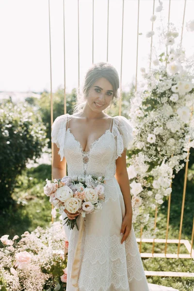 Europäische Hochzeit Bei Sonnenuntergang Stilvolle Braut Bei Der Zeremonie Bogen — Stockfoto