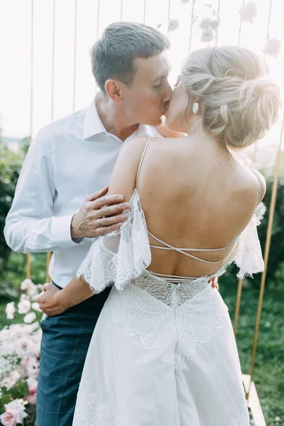 Beautiful Couple Sunset Park Wedding Ceremony Arch Forest — Stock Photo, Image