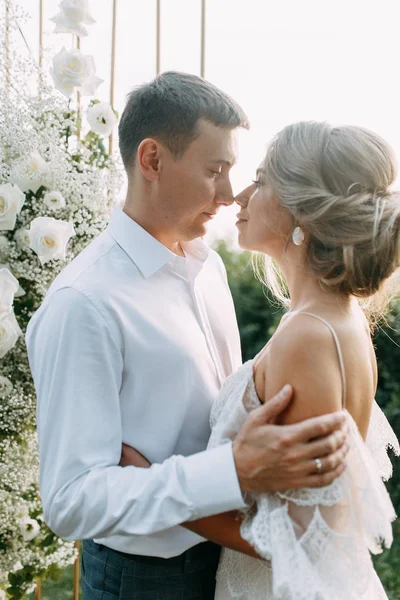 Beau Couple Coucher Soleil Dans Parc Cérémonie Mariage Avec Arche — Photo